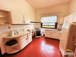 Casa de esquina com 04 dormitórios no bairro Vila Rosa 