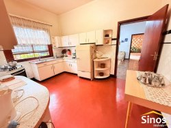 Casa de esquina com 04 dormitórios no bairro Vila Rosa 