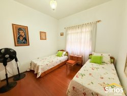 Casa de esquina com 04 dormitórios no bairro Vila Rosa 