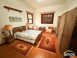 Casa de esquina com 04 dormitórios no bairro Vila Rosa 