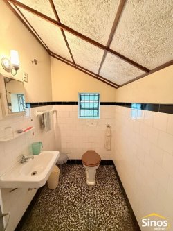 Casa de esquina com 04 dormitórios no bairro Vila Rosa 