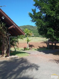 Casa com 03 suítes para locação no condomínio Country Village 