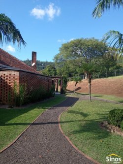 Casa com 03 suítes para locação no condomínio Country Village 
