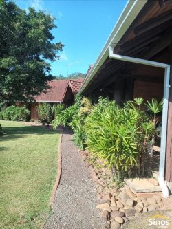 Casa com 03 suítes para locação no condomínio Country Village 