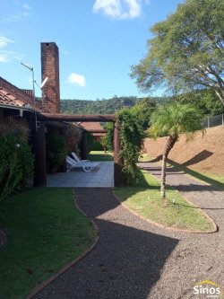 Casa com 03 suítes para locação no condomínio Country Village 