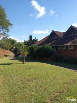 Casa com 03 suítes para locação no condomínio Country Village 