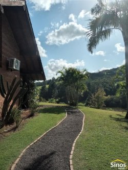 Casa com 03 suítes para locação no condomínio Country Village 