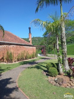 Casa com 03 suítes para locação no condomínio Country Village 