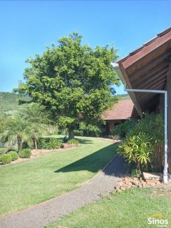 Casa com 03 suítes para locação no condomínio Country Village 