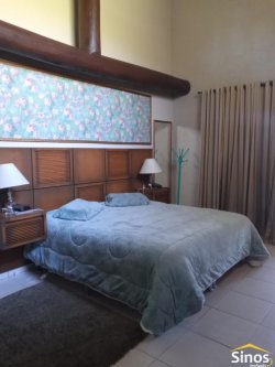 Casa com 03 suítes para locação no condomínio Country Village 