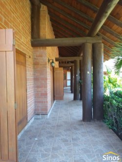 Casa com 03 suítes para locação no condomínio Country Village 