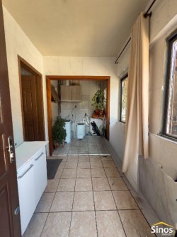 Casa de esquina com 01 dormitório no bairro Feitoria 