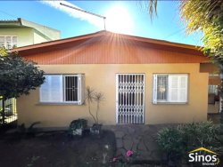Casa com 03 dormitórios no bairro Ouro Branco 