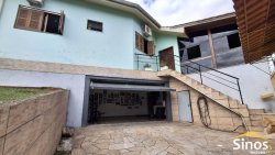 Casa com 03 dormitórios no bairro Ouro Branco 