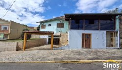 Casa com 03 dormitórios no bairro Ouro Branco 