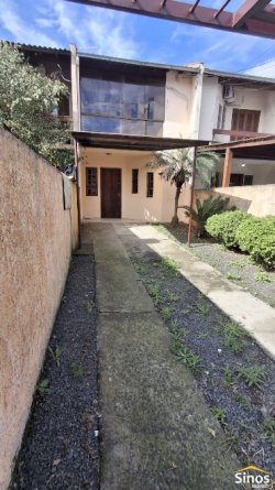 Casa com 02 dormitórios no bairro Silva 