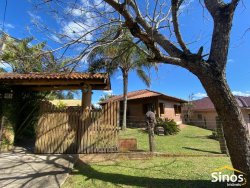 Casa com 03 dormitórios no bairro Lomba Grande 
