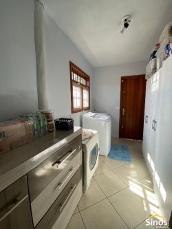 Casa com 03 dormitórios no bairro Lomba Grande 