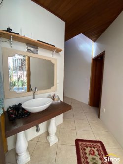 Casa com 03 dormitórios no bairro Lomba Grande 