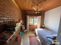 Casa com 03 dormitórios no bairro Lomba Grande 