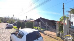 Casa com 03 dormitórios no Bairro Quintas 