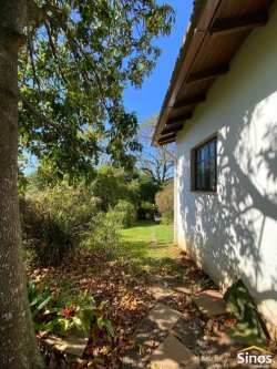 Casa com 04 dormitórios para locação no bairro Lomba Grande  