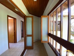 Casa com 04 dormitórios para locação no bairro Lomba Grande  