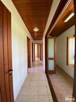 Casa com 04 dormitórios para locação no bairro Lomba Grande  