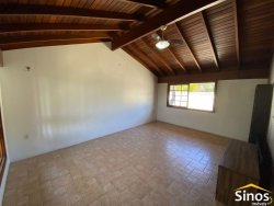 Casa com 04 dormitórios para locação no bairro Lomba Grande  