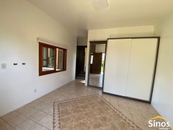 Casa com 04 dormitórios para locação no bairro Lomba Grande  