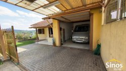 Casa com 03 dormitórios em Lomba Grande 