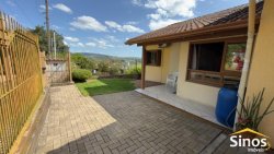 Casa com 03 dormitórios em Lomba Grande 