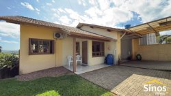 Casa com 03 dormitórios em Lomba Grande 