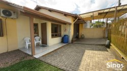 Casa com 03 dormitórios em Lomba Grande 