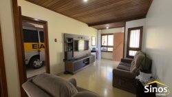 Casa com 03 dormitórios em Lomba Grande 