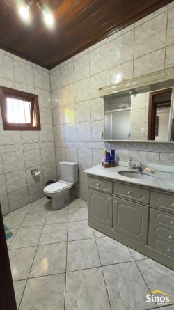 Casa com 03 dormitórios em Lomba Grande 