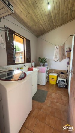Casa com 03 dormitórios em Lomba Grande 