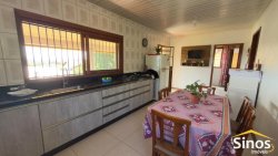 Casa com 03 dormitórios em Lomba Grande 