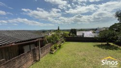 Casa com 03 dormitórios em Lomba Grande 