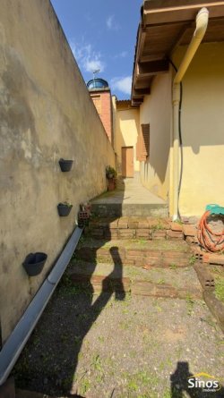 Casa com 03 dormitórios em Lomba Grande 