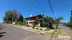 Casa de esquina com 03 dormitórios no bairro Petrópolis 