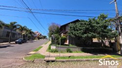 Casa de esquina com 03 dormitórios no bairro Petrópolis 