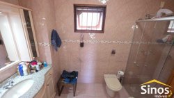 Casa de esquina com 03 dormitórios no bairro Petrópolis 