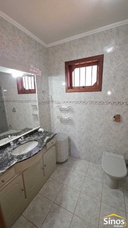 Casa de esquina com 03 dormitórios no bairro Petrópolis 