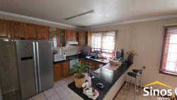 Casa de esquina com 03 dormitórios no bairro Petrópolis 