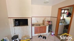 Casa de esquina com 03 dormitórios no bairro Petrópolis 