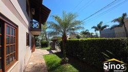 Casa de esquina com 03 dormitórios no bairro Petrópolis 