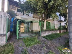 Apartamento térreo com 03 dormitórios no Edifício Três de Outubro  
