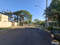 Apartamento térreo com 03 dormitórios no Edifício Três de Outubro  