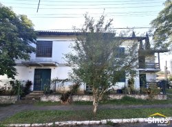 Apartamento térreo com 03 dormitórios no Edifício Três de Outubro  